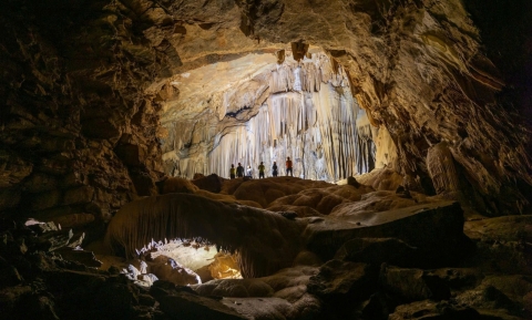 Hồ nước “lơ lửng” trong lòng hang động ở Quảng Bình