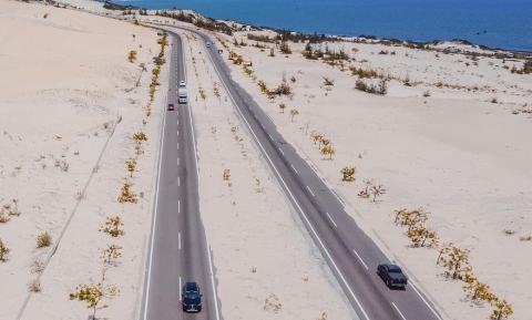 Bàu Trắng - Cung đường biển đẹp nhất Việt Nam