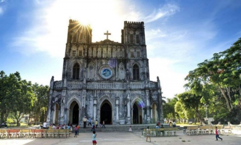 Ghé nhà thờ Mằng Lăng Phú Yên khám phá kiến trúc cổ châu Âu trăm tuổi