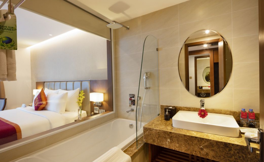 nhà tắm tại khách sạn 5 sao Regalia Gold Nha Trang 