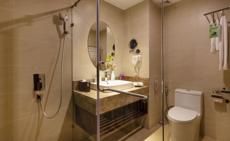 nhà vệ sinh tại khách sạn 5 sao Regalia Gold Nha Trang 