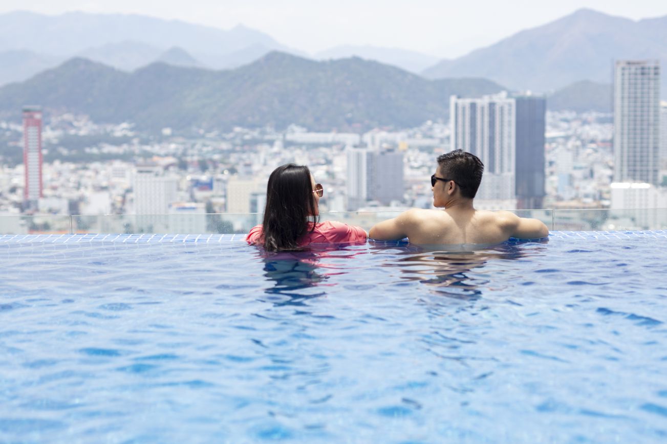 hồ bơi view toàn cảnh tại khách sạn 5 sao Regalia Gold Nha Trang 