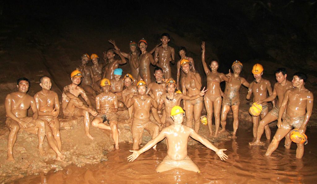 Tham gia tắm bùn trong Hang Tối: