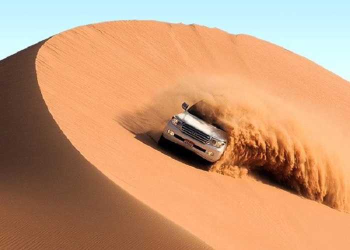 Đi khám phá sa mạc Ả Rập bằng xe jeep