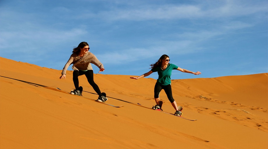 Trải nghiệm trượt cát trên sa mạc