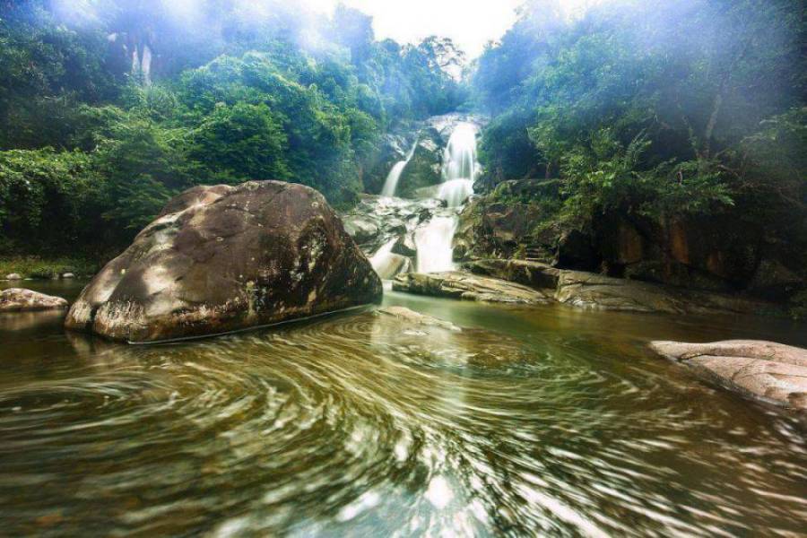 Vẻ đẹp độc đáo đáng chiêm ngưỡng của thác Khe Vằn Quảng Ninh