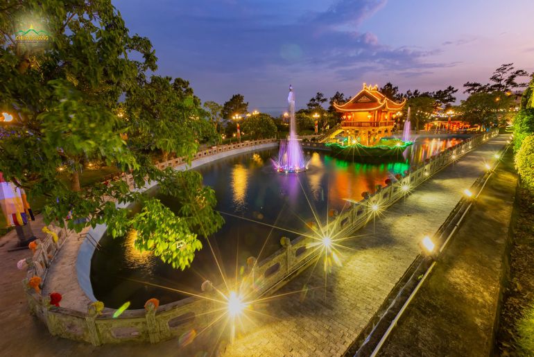 ánh đèn bên bờ hồ ban đêm