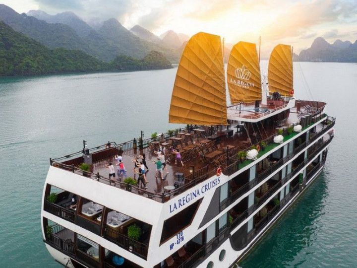 đi tàu trên Vịnh hạ long